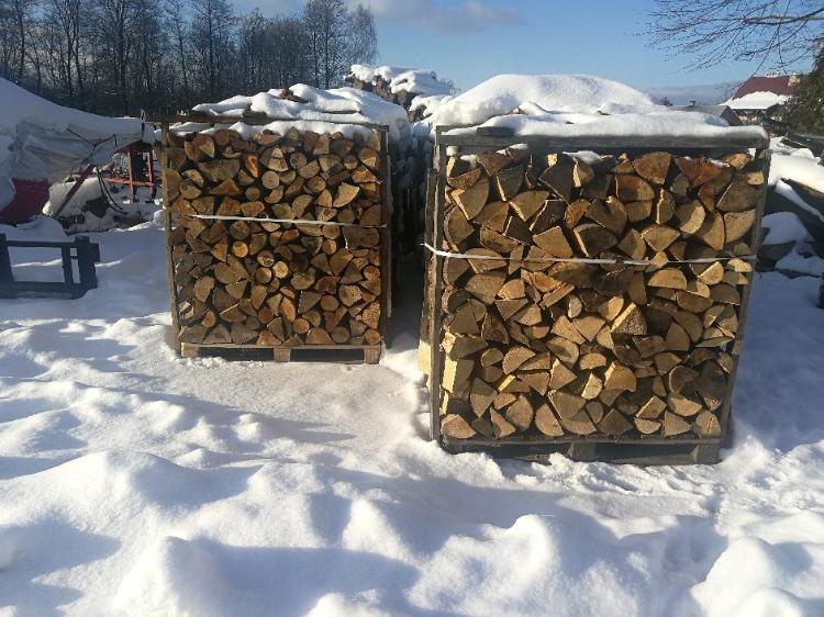 złożone drewno zimą